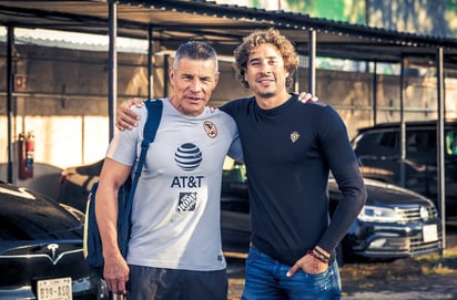 Guillermo Ochoa y Alfredo Tena, en las instalaciones de Coapa. (CORTESÍA)