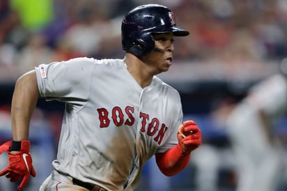 Rafael Devers se convirtió el martes en el primer pelotero que batea de 6-6 con cuadro dobles, en un juego de Grandes Ligas. (AP)