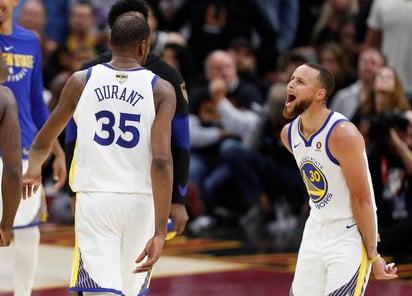 Stephen Curry (d) y Kevin Durant (i) se combinaron a la perfección en los Warriors. (ARCHIVO)