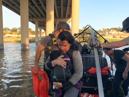 Las autoridades de la Aduana y Protección Fronteriza dieron a conocer que las personas rescatadas de morir ahogadas son originarias de Honduras. (EL SIGLO COAHUILA)