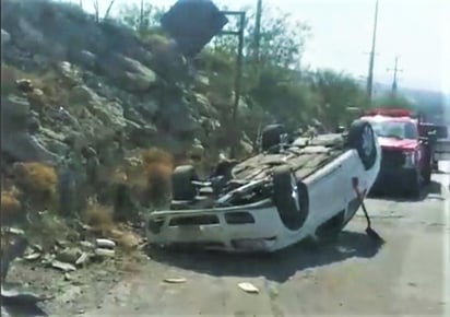 El joven conductor de la unidad, aparentemente sólo sufrió unos golpes contusos. (EL SIGLO COAH.)