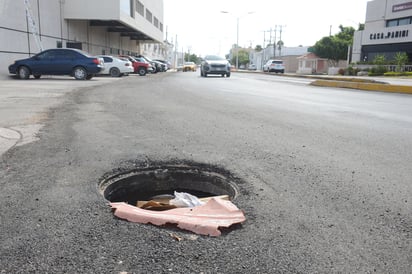 Como una cultura de la denuncia Simas Torreón exhorta a la ciudadanía a reportar alcantarillas abiertas para darle solución.