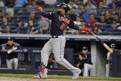 Carlos Santana de los Indios de Cleveland pega un jonrón de dos carreras durante la cuarta entrada del juego contra los Yanquis. (AP)