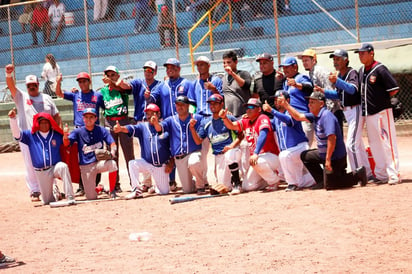 Peloteros, mánager y coaches disfrutaron al máximo su victoria, al ganar en un juego que mantuvo el drama hasta el último out. (ESPECIAL)