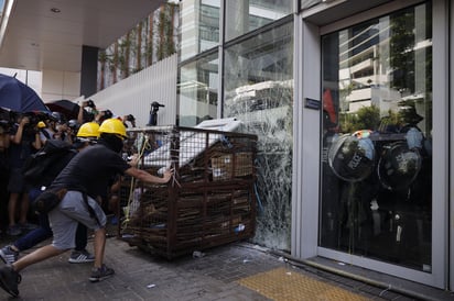 Según la Ley Básica, el Gobierno hongkonés puede pedir ayuda a los militares del Ejército chino. (EFE)