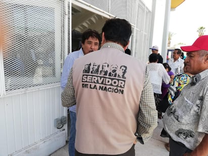 La Comisión de Quejas y Denuncias del Instituto Nacional Electoral (INE) ordenó a la Secretaría del Bienestar suspender el uso de propaganda personalizada con el nombre del presidente Andrés Manuel López Obrador durante la entrega de programas sociales que llevan a cabo miles de 'Servidores de la Nación'. (ARCHIVO)