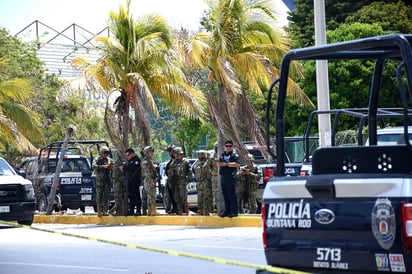 El caso del más reciente de asesinato es el del hombre que fue atacado en su domicilio la noche del pasado miércoles, junto a su esposa que resultó herida, y quien fue auxiliada por paramédicos, que lo trasladaron al Hospital General de la Zona.
(ARCHIVO)