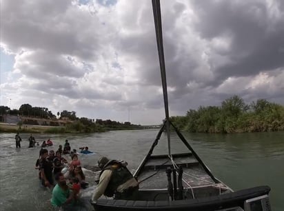 La Aduana y Protección Fronteriza dio a conocer sobre este nuevo grupo de migrantes hondureños de los cuales la mitad son menores de edad, en hechos ocurridos el pasado jueves 15 de agosto del año en curso. (EL SIGLO COAHUILA)