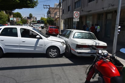 Luego de que el autobús impactara su automóvil, este fue a dar contra otra unidad que estaba estacionada.