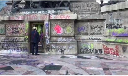 Los empleados del gobierno capitalino instalaron hojas de madera en las escalinatas del monumento, el cual presenta pintas en sus pisos y columnas, además de daños a la zona de jardineras, donde por la mañana se realizaron labores de limpieza. (EL UNIVERSAL)
