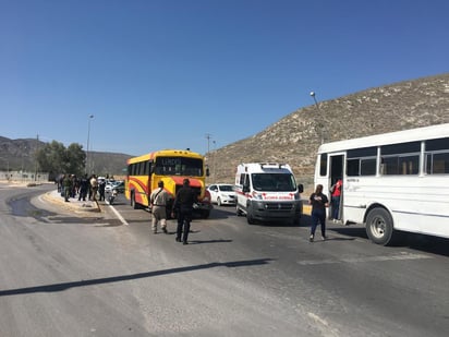 El accidente ocurrió sobre el Libramiento Periférico, a la altura de las instalaciones de la Comisión Nacional del Agua y de los campos de beisbol San Fernando. (EL SIGLO DE TORREÓN)
