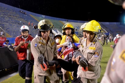 El incidente ha tenido lugar una media hora antes del clásico capitalino entre Olimpia y Motagua, cuando el autobús del segundo fue atacado supuestamente por fanáticos del primero con piedras y botellas de vidrio. (EFE)