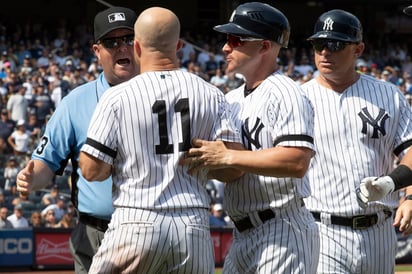 Brett Gardner (11) de los Yanquis, discute con el umpire de tercera base Todd Tichenor tras ser expulsado en el juego de ayer ante Indios. (AP)