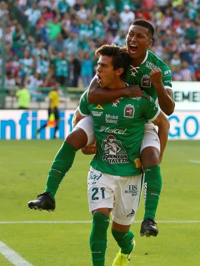 El juvenil delantero mexicano (21) marcó dos goles en el duelo, para sumar en su cuenta personal tres dianas en el actual Apertura 2019. (EFE)