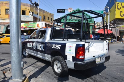 Los sujetos trataron de escapar corriendo, pero los Policías Municipales lograron detenerlos. (EL SIGLO DE TORREÓN)