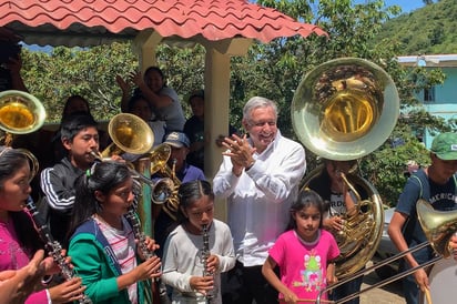 Andrés Manuel López Obrador aseguró que las 'grandes transas' que ha habido en México siempre han tenido el visto bueno del Presidente de la República, quien, afirmó, está informado de estos movimientos. (NOTIMEX)