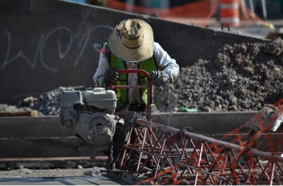 Otro signo que muestra lo débil del mercado laboral es el número de trabajadores inscritos en el IMSS, que en julio aumentó en 16 mil 713, la menor cifra mensual desde el mismo periodo de 2005. (ARCHIVO)