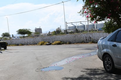 Los vecinos se ven en la necesidad de vivir con ventanas cerradas debido a los malos olores. (EL SIGLO DE TORREÓN)