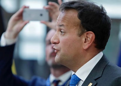 El primer ministro irlandés, Leo Varadkar, expresó este lunes en una conversación telefónica a su homólogo del Reino Unido, Boris Johnson, que los veintisiete socios de la Unión Europea (UE) no están dispuestos a renegociar el acuerdo del 'brexit'. (ARCHIVO)