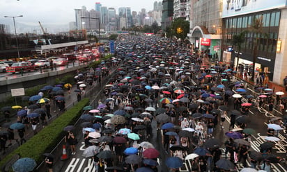 Además de las 936 cuentas que formaban parte de la campaña contra los manifestantes, Twitter también suspendió de forma proactiva y antes de que empezaran a operar a gran escala otras 200,000. (ARCHIVO)