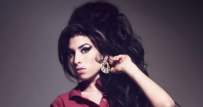 Hace ocho años, el cuerpo de la intérprete fue encontrado sin vida en su cama; Amy acaparaba la atención de los medios y fans, por escándalos, excesos y conciertos inconclusos que marcaron su vida cuatro años antes de su fallecimiento.
(ARCHIVO)