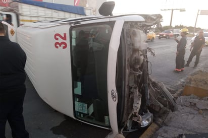 Por circular a exceso de velocidad, conductor de camioneta sufre volcadura en el Periférico. (EL SIGLO DE TORREÓN)