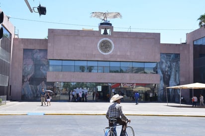 Ayer se realizó el proceso de entrega-recepción en el Sideapa, pero el acceso fue restringido. (EL SIGLO DE TORREÓN)