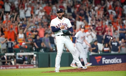 Celebra Roberto Osuna tras ponchar a John Hicks, y conseguir el out 27, en la victoria de los Astros 5-4 sobre los Tigres de Detroit. (AP)