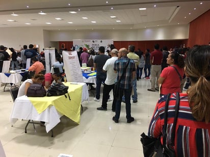 Laguneros acudieron a las instalaciones de la Expo Feria de Gómez Palacio para buscar una vacante que se adecuara a sus capacidades en la Feria del Empleo. (EL SIGLO DE TORREÓN)