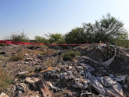 El cadáver se localizó en la calle principal, donde termina un fraccionamiento, en terrenos del panteón del lugar.
(EL SIGLO DE TORREÓN)