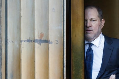 Harvey Weinstein está acusado de violar a una mujer no identificada en una habitación de hotel en Manhattan en 2013. (ARCHIVO)