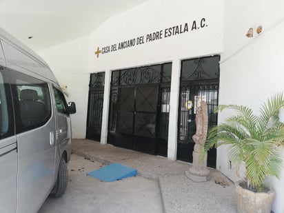 Con dificultades para caminar, varios 'abuelitos' bajaron de la camioneta que los transportó este martes para acudir al Palacio Federal a realizar el cobro de su pensión. (EL SIGLO)