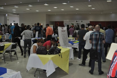 La Feria del Empleo contó con una gran participación de laguneros, principalmente jóvenes. (FABIOLA P. CANEDO/EL SIGLO DE TORREÓN)