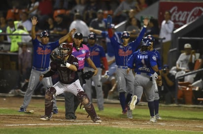 Los Algodoneros ganaban por cuatro carreras, y terminaron apaleados 15-6 frente a los poderosos Acereros de Monclova. (FOTOS DE JESÚS GALINDO)