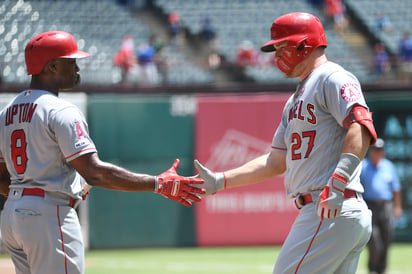 Trout (27), es felicitado por Justin Upton tras pegar un jonrón. (AP)