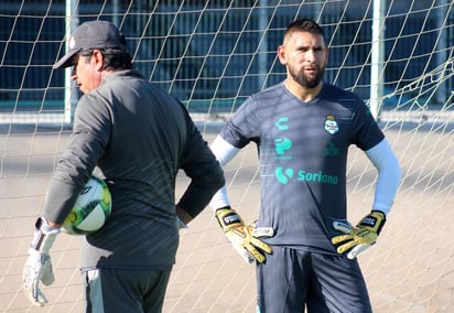 El capitán de los Guerreros de Santos Laguna durante la práctica de ayer con el preparador de porteros, Nicolás Navarro. (CORTESÍA)