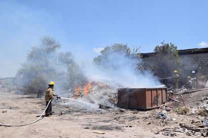 Resultó que una persona quemaba basura en la parte trasera de la fábrica. (EL SIGLO DE TORREÓN)