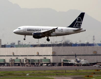 El presidente Andrés Manuel López Obrador dejó abierta la posibilidad de que el gobierno adquiera la extinta Mexicana de Aviación, siempre y cuando se tengan los fondos y sea algo viable en costo-beneficio. (ARCHIVO)