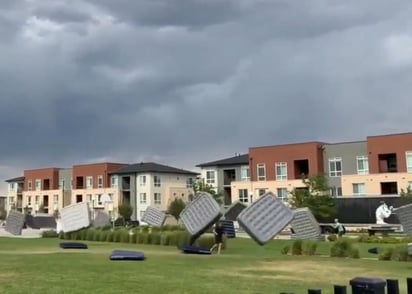 Había un evento de ver cine sobre colchones inflables y el viento los hizo salir volando.(INTERNET)