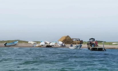 Santa María del Mar se apaga cuando empieza a oscurecer. No hay luz que ilumine las calles: los postes de la Comisión Federal de Electricidad (CFE) están de adorno, pues desde hace una década no alimentan las casi 300 viviendas de las más de 800 personas que habitan en una franja de tierra abrazada por el océano Pacífico y la Laguna Superior del golfo de Tehuantepec. (ESPECIAL)