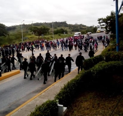 Policías estatales desalojaron esta mañana a normalistas de la Escuela Intercultural Bilingüe Jacinto Canek que ocuparon la caseta de cobro de Chiapa de Corzo - San Cristóbal de las Casas. (TWITTER)