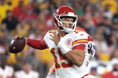 El mariscal de campo de los Jefes de Kansas City, Patrick Mahomes, ya vio acción en la pretemporada, y se espera que este sábado juegue más minutos ante San Francisco. (AP)