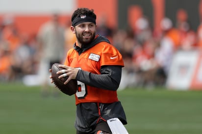 Baker Mayfield le envió algunos mensajes de texto a Daniel Jones, mariscal de campo de los Gigantes, para aclarar la situación. (AP)