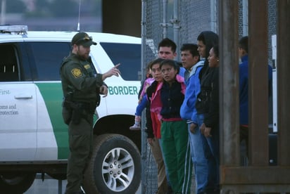 EUA anunció que no cumplirá con el acuerdo judicial que limita el tiempo que los niños y sus familias pueden estar bajo custodia. (ARCHIVO)