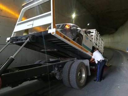 El chofer de la camioneta de la línea Nissan perteneciente a una empresa de Agroinsumos con placas EP-9090-A no se percató de haber ingresado en sentido contrario. (EL SIGLO DE TORREÓN)