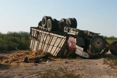 La pesada unidad quedó con las llantas hacia arriba y salió de la cinta asfáltica. (EL SIGLO DE TORREÓN)