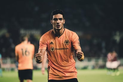 El mexicano sigue mostrando el gran nivel que tiene con el equipo inglés que cada vez está más cerca de jugar Europa League. (ESPECIAL)