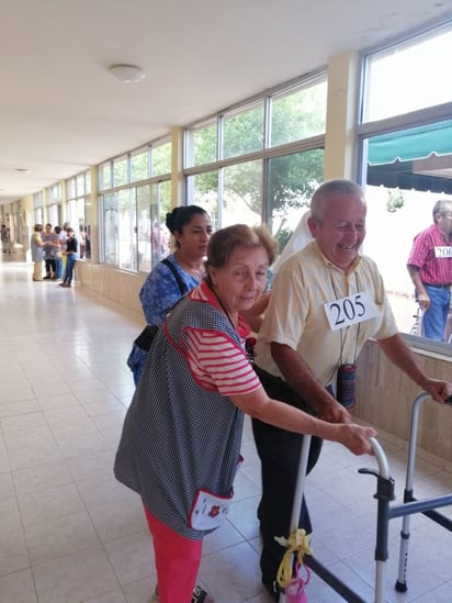 Con una olimpiada en bastón y andadera iniciaron los festejos. (BEATRIZ A. SILVA)