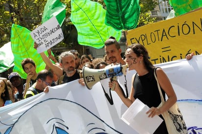 Madrid, Barcelona, Valencia, Londres, Berlín, París, Berna, Ámsterdam, Ginebra, Dublín, Roma y Florencia son algunos de los escenarios donde los jóvenes se han concentrado con carteles contra la deforestación y los incendios forestales. (EFE)