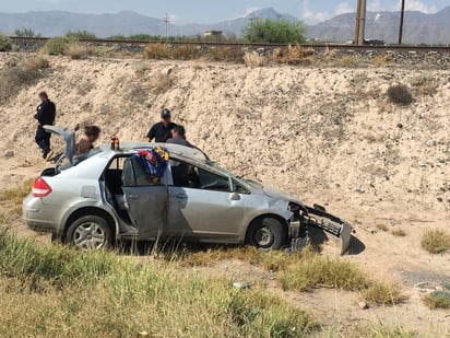 El vehículo en el que viajaban se volcó frente al ejido Brittingham del municipio de Gómez Palacio. (EL SIGLO DE TORREÓN)